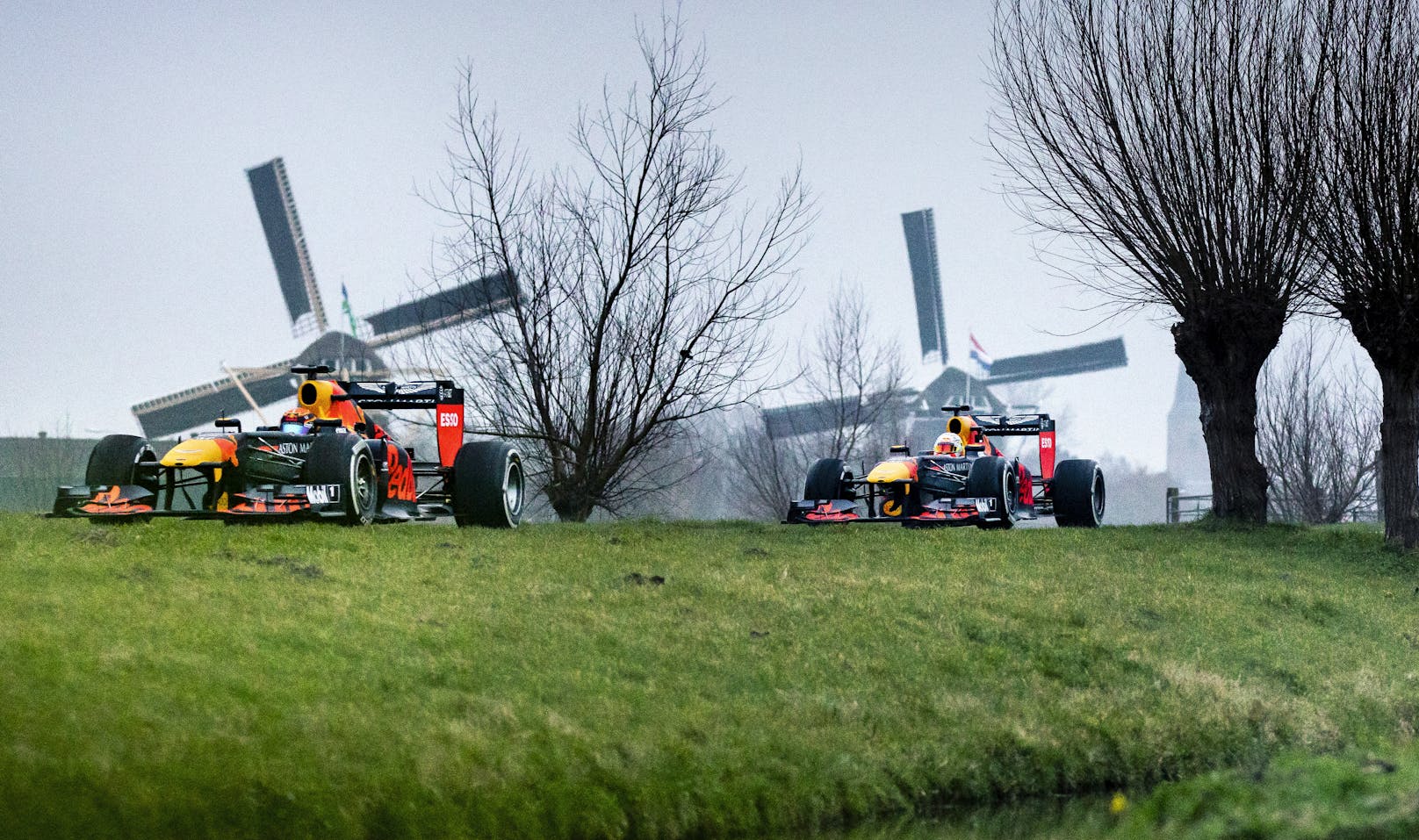 Red-Bull-Boliden rasen durch die Niederlande