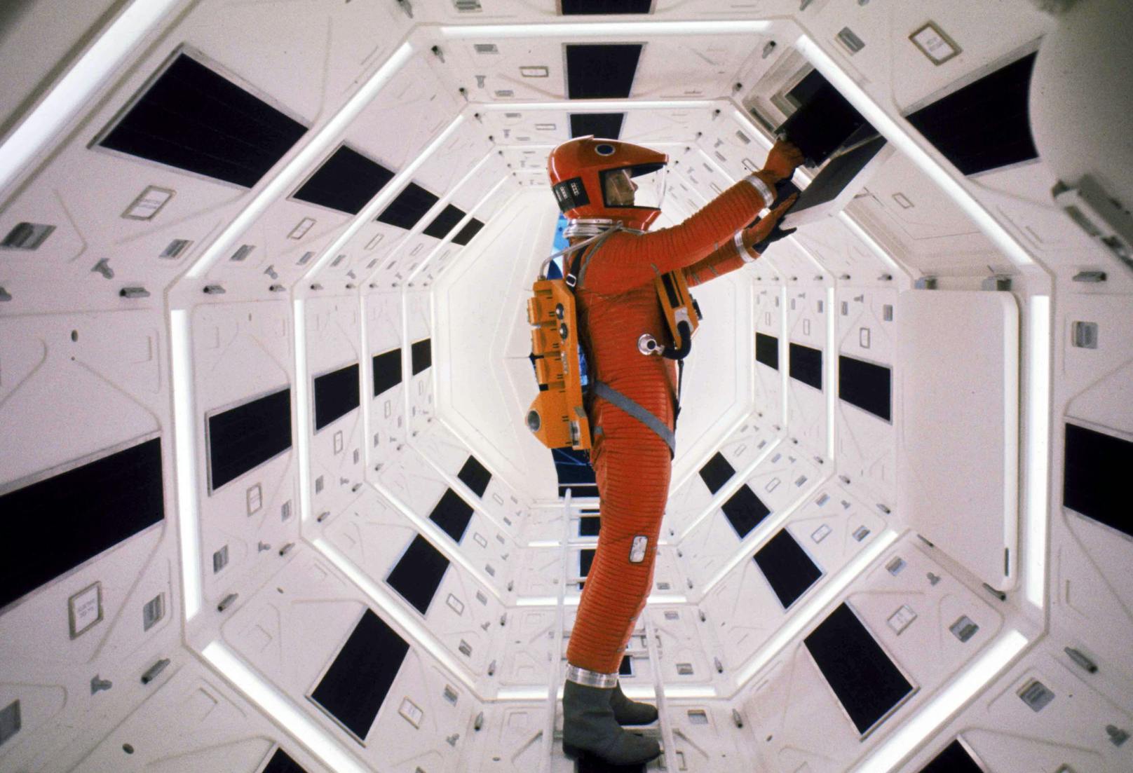 <strong>PLATZ 9: 2001: A SPACE ODYSSEY</strong><br>(USA/UK 1968, Regie: Stanley Kubrick) <br><br>Film-Genie Stanley Kubricks "Odyssee im Weltraum" ist nicht nur für ihre bahnbrechende Spezialeffekte und mehrdeutige Bildsprache bekannt. Das visionäre Meisterwerk des britischen Filmemachers bietet auch nach über 50 Jahren noch immer Raum für Spekulationen. Zwei Astronauten befinden sich auf einer Mond-Mission, während der Bordcomputer HAL 9000 immer mehr zur Bedrohung der Crew wird.