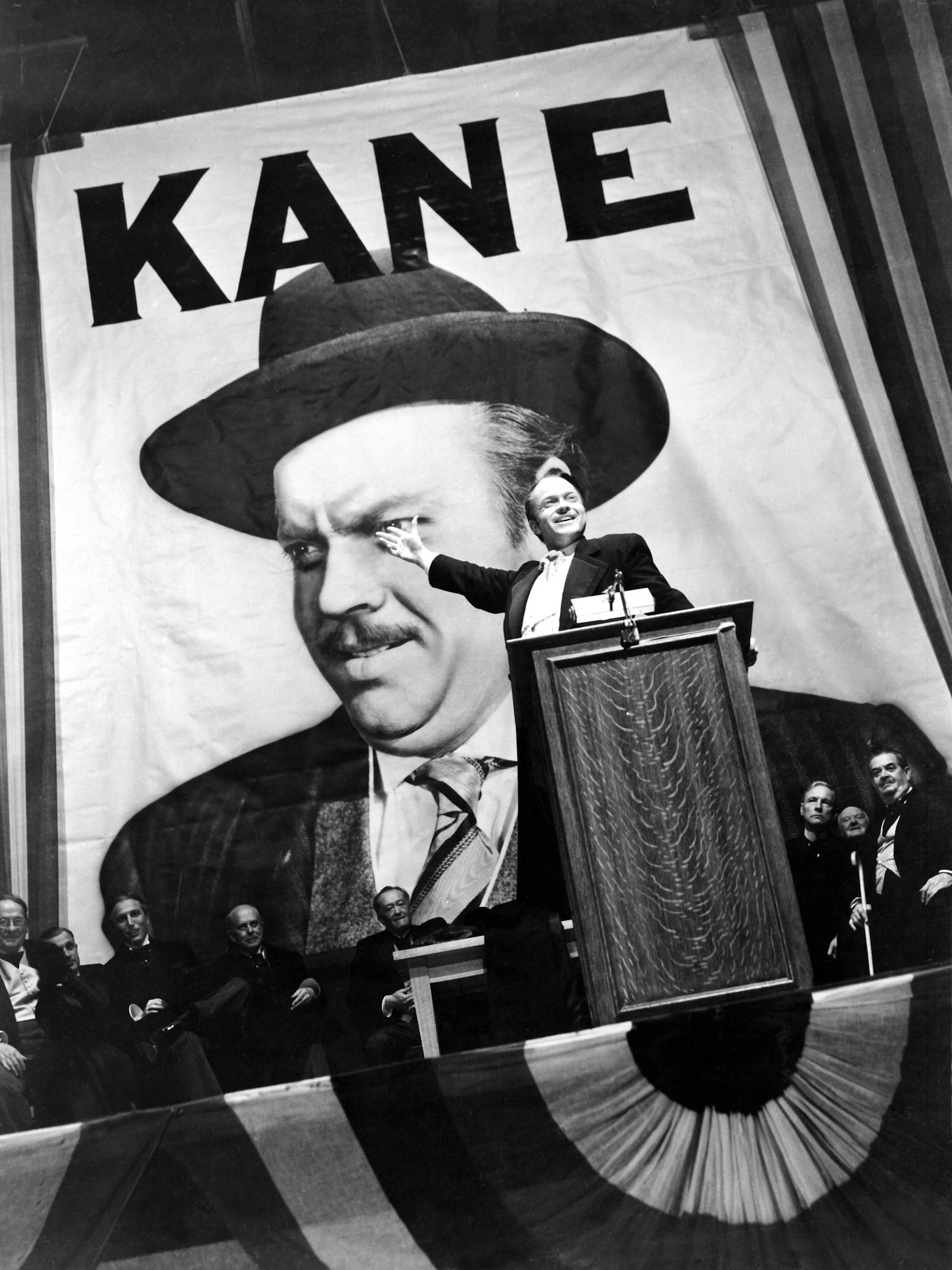 <strong>PLATZ 3: CITIZEN KANE</strong><br>(USA 1941, Regie: Orson Welles)<br><br>Die Top 3 eröffnet das Meisterwerk von Regie-Ass Orson Welles, der in seinem wohl berühmtesten Film auch selbst die Hauptrolle übernahm. "Citizen Kane" erzählt die Geschichte des Medienmoguls Kane (Orson Welles), der vor seinem Tod in Einsamkeit noch das rätselhafte Wort "Rosebud" äußert. Ein Journalist möchte hinter die Bedeutung des Wortes kommen und deckt dabei das faszinierende Leben des Millionärs auf.