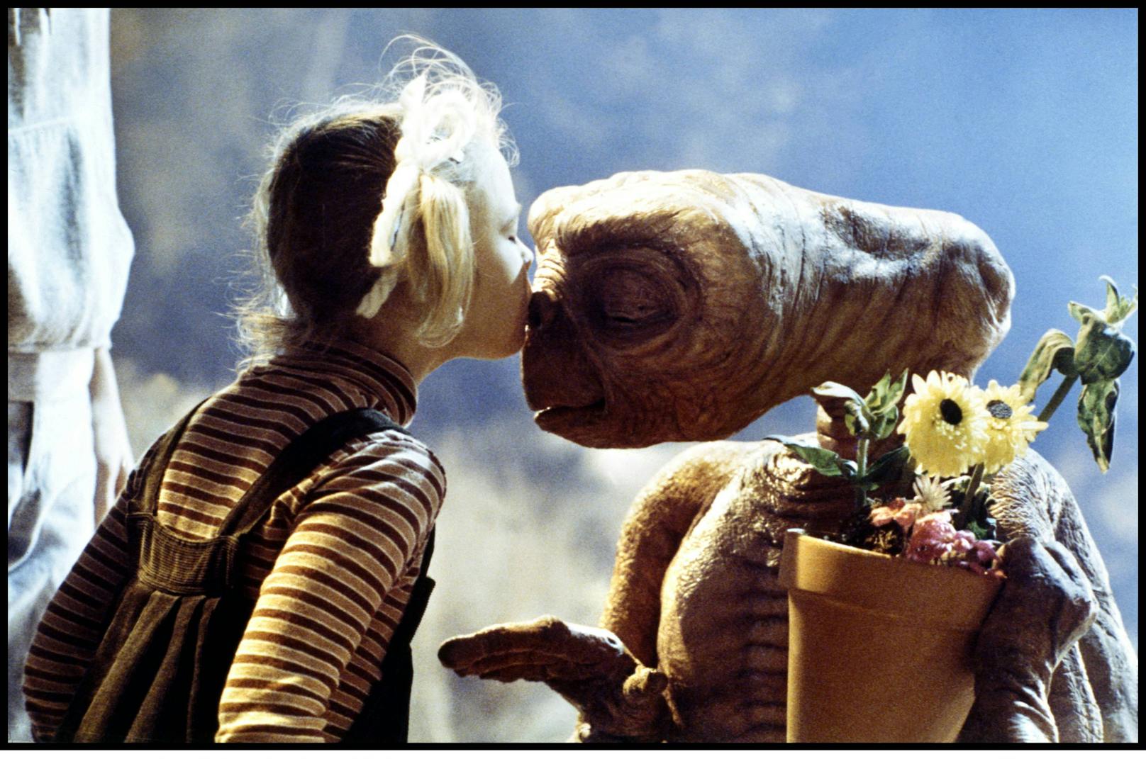 <strong>PLATZ 8: E.T. THE EXTRA-TERRESTRIAL</strong><br>(USA 1982, Regie: Steven Spielberg) <br><br>Und noch einmal Steven Spielberg, der in seinem berührenden Science-Fiction-Märchen "E.T." nicht nur einen putzigen Außerirdischen auf der Erde landen lässt, sondern auch für die berühmteste Radel-Partie der Kinogeschichte sorgt. Als Zugabe gibt's auch noch eine entzückende Drew Barrymore, die dem Titelhelden ihren ersten Filmkuss schenkt. Vier Oscars, darunter für Spezialeffekte und die Filmmusik von John Williams.