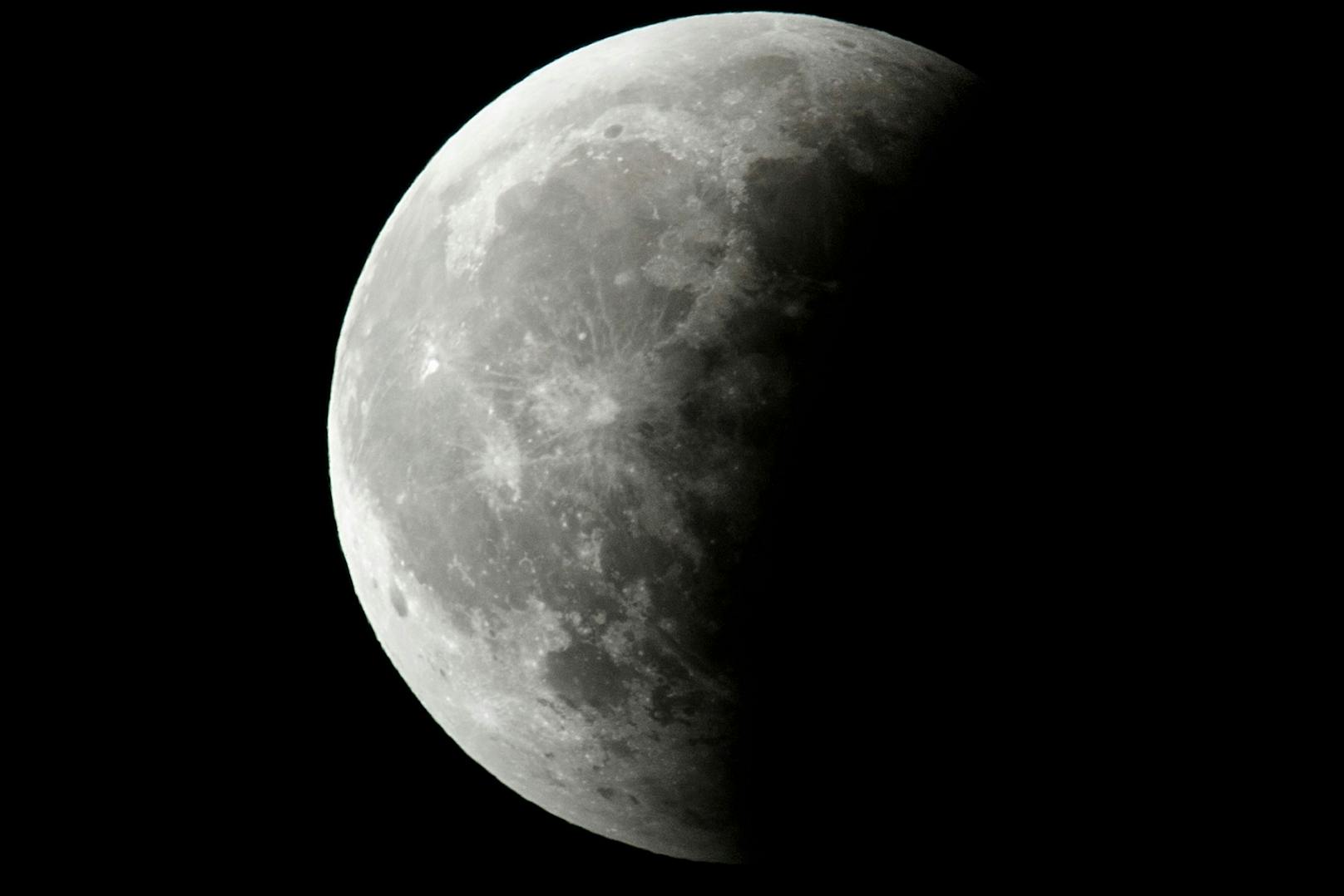 Der Erdschatten verdeckt einen Teil unseres ewigen Trabanten während einer Mondfinsternis am 21. Jänner 2019.