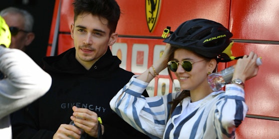 Charles Leclerc mit seiner Freundin Charlotte Sine.