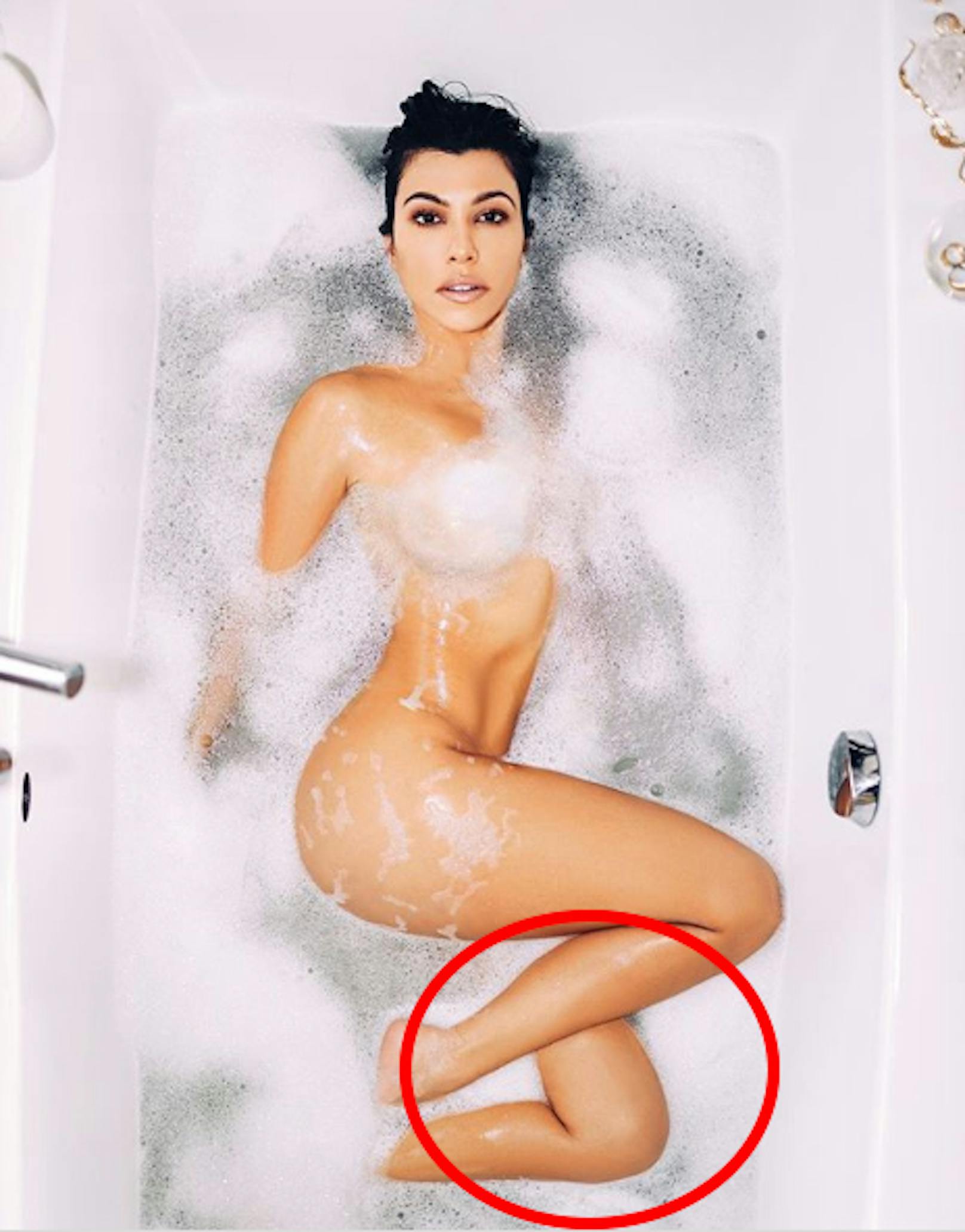 Kourtney  Kardashian wollte sich zwar ohne Wäsche, aber nicht ohne Nachbearbeitung zeigen. Das ihr jetzt das Bein aus dem Unterschenkel wächst, amüsierte ihre Fans und ist weit Aufsehen erregender als ihre Bauchmuskeln. Ob die echt sind, kann man bei dieser Photoshop-Leistung nicht genau wissen