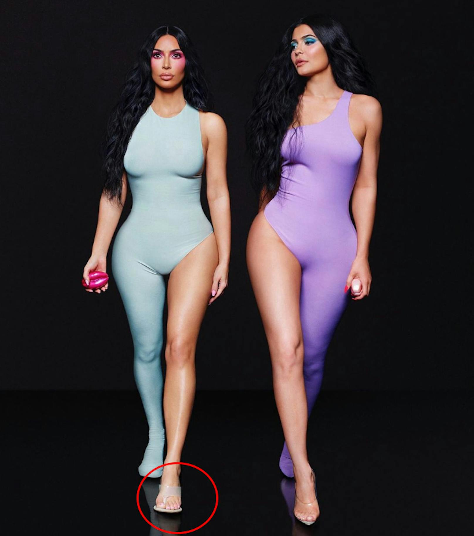 Kim Kardashian und ihre Schwester Kylie Jenner verkleideten isch als Twinni. Kim hier auf besonders großem Fuß unterwegs, kann aber nicht bis 5 zählen. Wer genau hinsieht, kann sechs Zehen erkennen. 