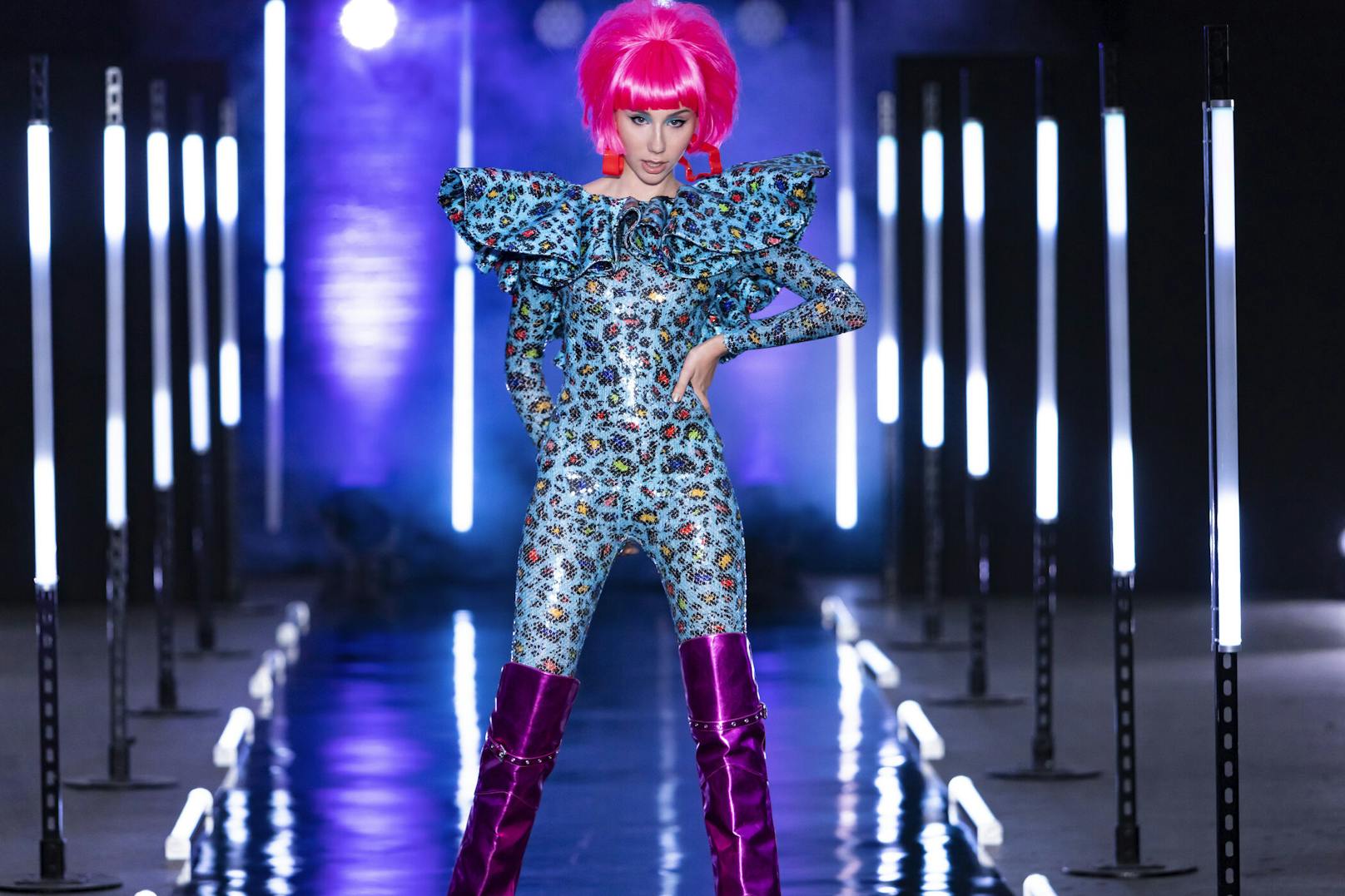 Nein – das ist nicht Lady Gaga in ihrem neuesten Musikvideo, sondern <strong>Tamara</strong>, die auch im schrillen Neon-Outfit gekonnt den Laufsteg rockt.