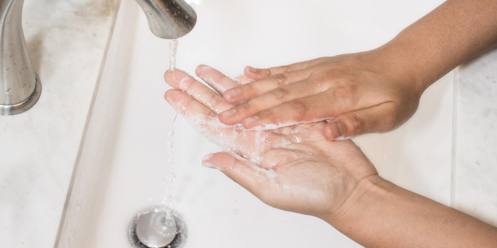 <strong>1.</strong> Verwende immer eine <strong>pH-neutrale oder milde Seife</strong> ohne ätherische Öle oder Alkohol zum Händewaschen. Du kannst auch darauf achten, dass deine Seife rückfettend und feuchtigkeitsspendend ist.