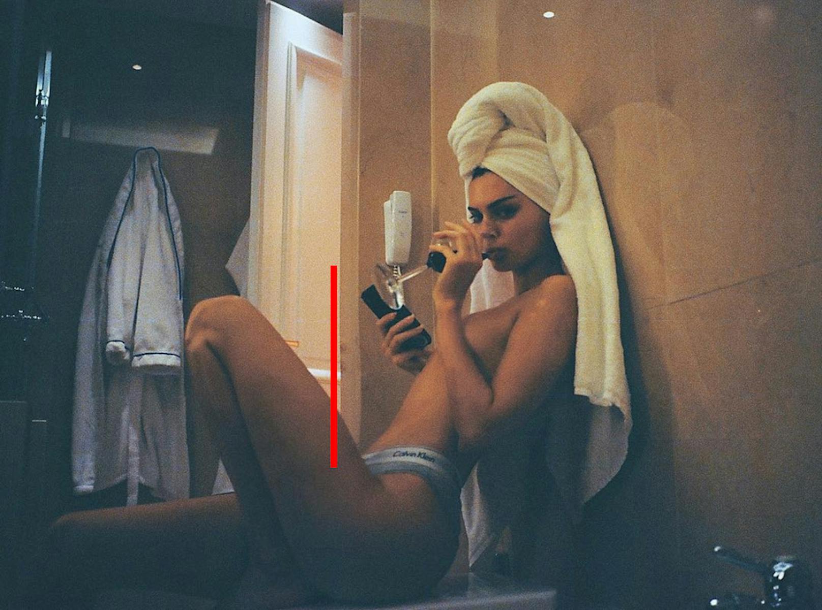 Kendall Jenner hätte sich das Unterwäsche-Foto besser schön gesoffen. Dann würde die verräterische Tür nicht zeigen, dass selbst Supermodels nicht mit ihrem Körper zufrieden sind