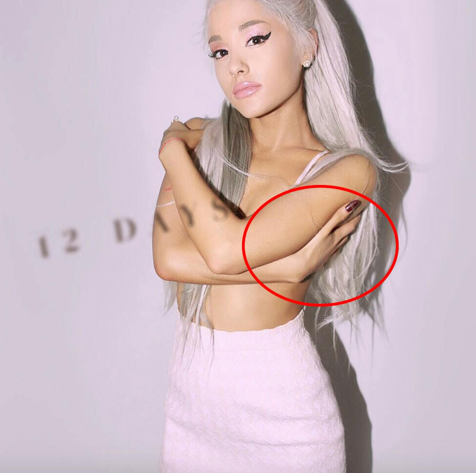 Ariana Grandes sexy Pose nützt gar nichts, sobald einmal der Blick auf ihre langgezogenen Alien-Hände fällt. 