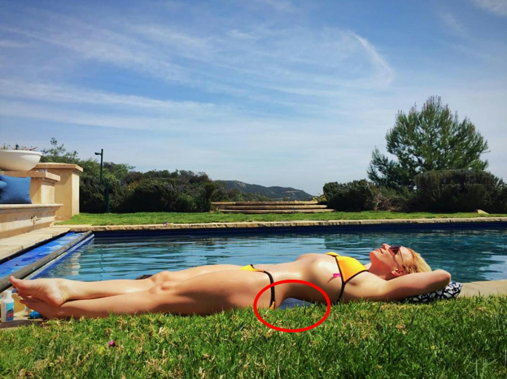 Britney Spears arbeitet hart an ihrem Körper, aber auch mit aller Anstrengung ist es nicht möglich, sich das Kreuz wegzutrainieren. Vor allem, wenn im entstandenen Hohlkreuz der Beton des Beckenrandes und nicht Wasser zu sehen sein sollte