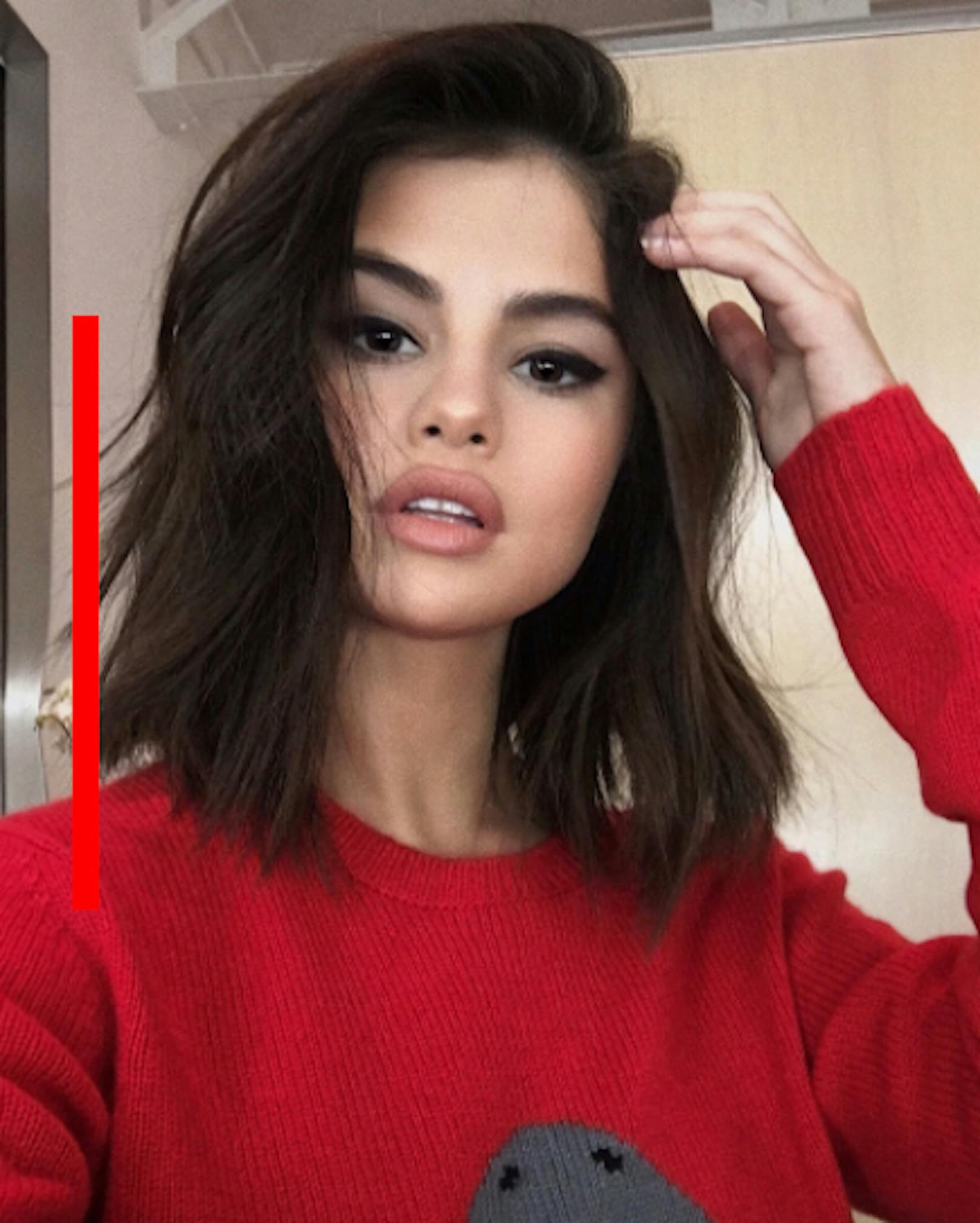 Andere lassen sich den Bauch wegmachen, Selena Gomez die Haare richten? Der unnötigste Photoshop-Fail ist am linken Seitenrand des Bildes erkennbar. Dort biegt sich der Türrahmen unschön.