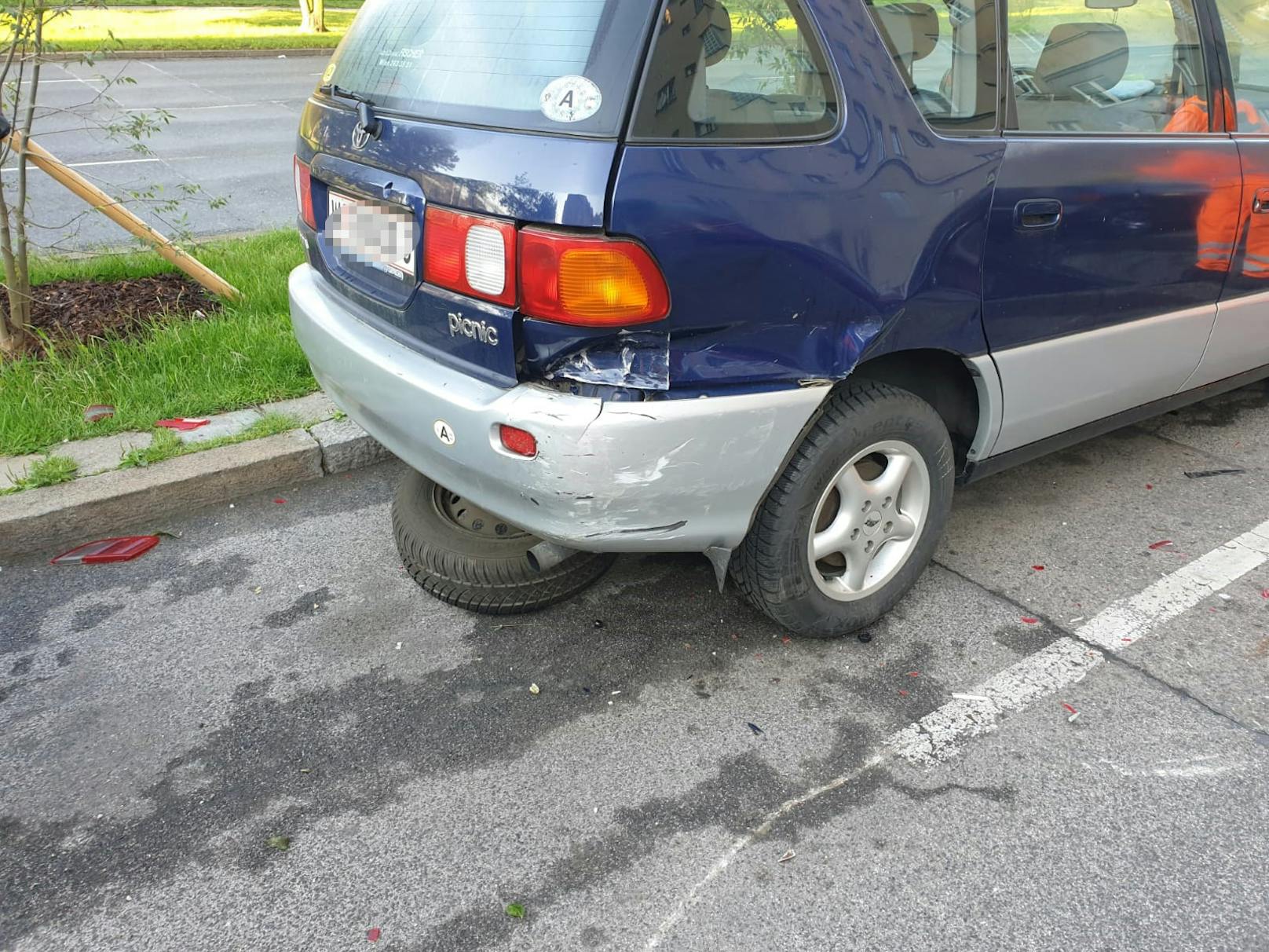 Mehrere geparkte Autos wurden bei dem Crash beschädigt.