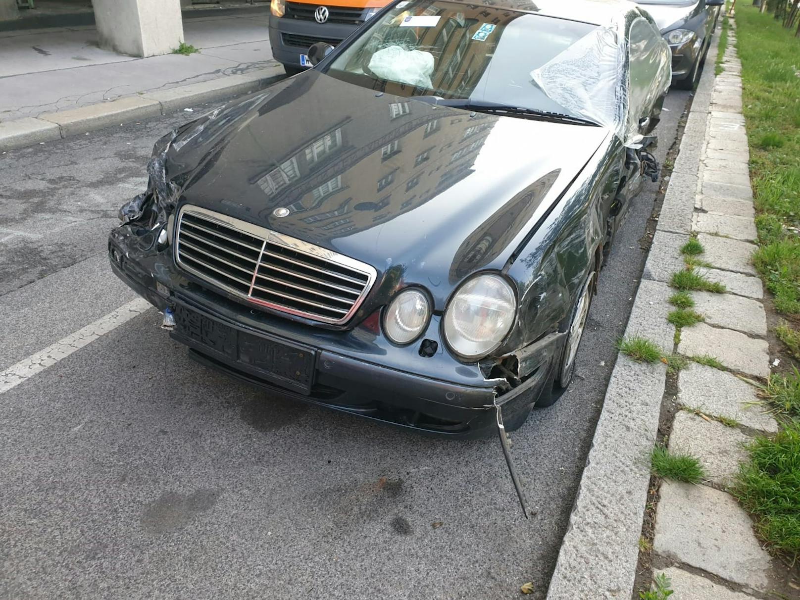 Der Mercedes CLK ist schrottreif.