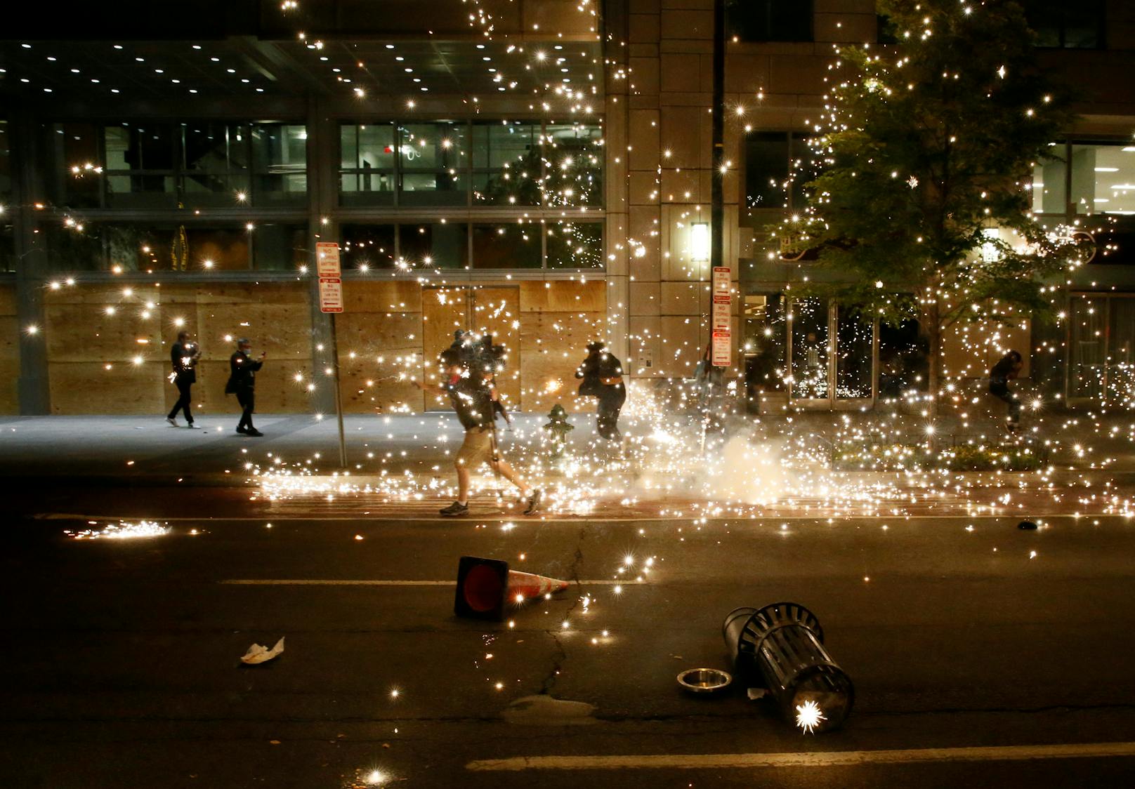 Einige Demonstranten warfen Flaschen, zertrümmerten Restaurants und Cafés, zündeten Polizeiautos an.