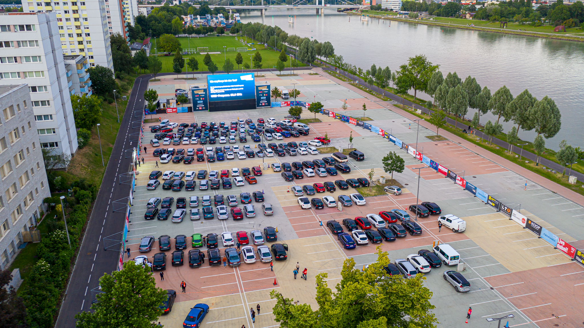 Gut besucht: das Linzer Autokino. Doch: Als es zu regnen anfing, gab’s den ersten Anrainer-Ärger.