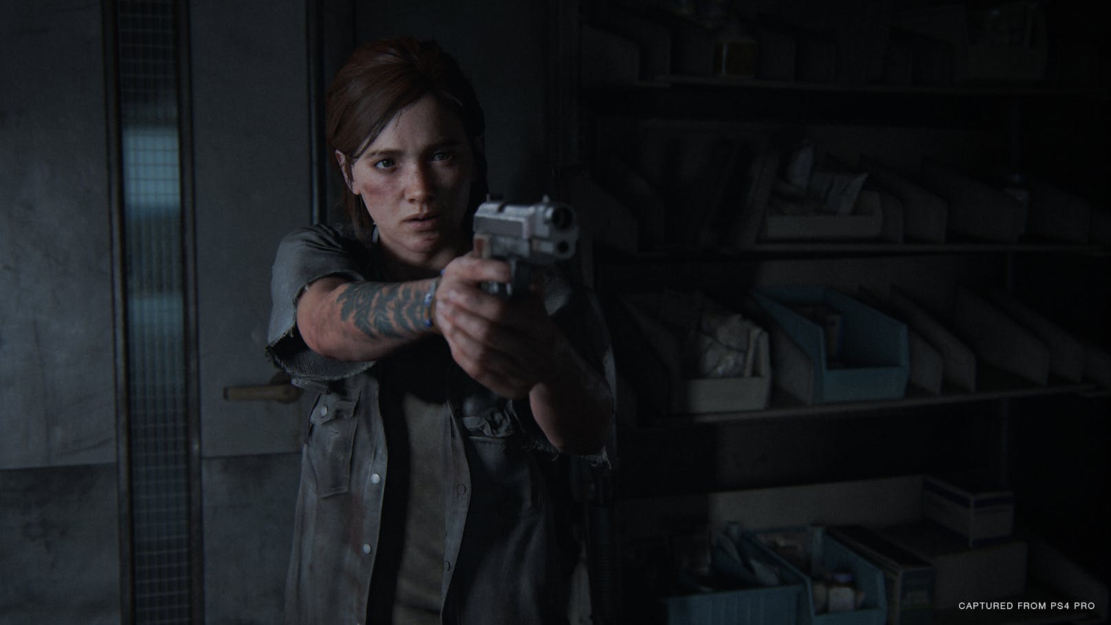 Was "The Last of Us Part II" unglaublich innovativ macht: Alleine im Dickicht oder hinter Mauern versteckt wird Ellie nicht unsichtbar. Die Gegner, sind sie nahe genug dran, scheinen Ellies Bewegungen oder sogar Atmung zu hören.