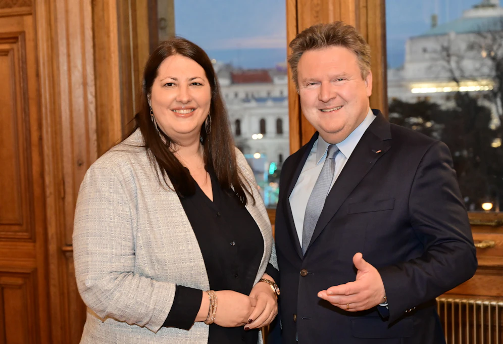 Wohnbaustadträtin Kathrin Gaal und Bürgermeister Michael Ludwig (beide SPÖ) bringen 1.000 neue Gemeindewohnungen in fünf Bezirken auf Schiene.