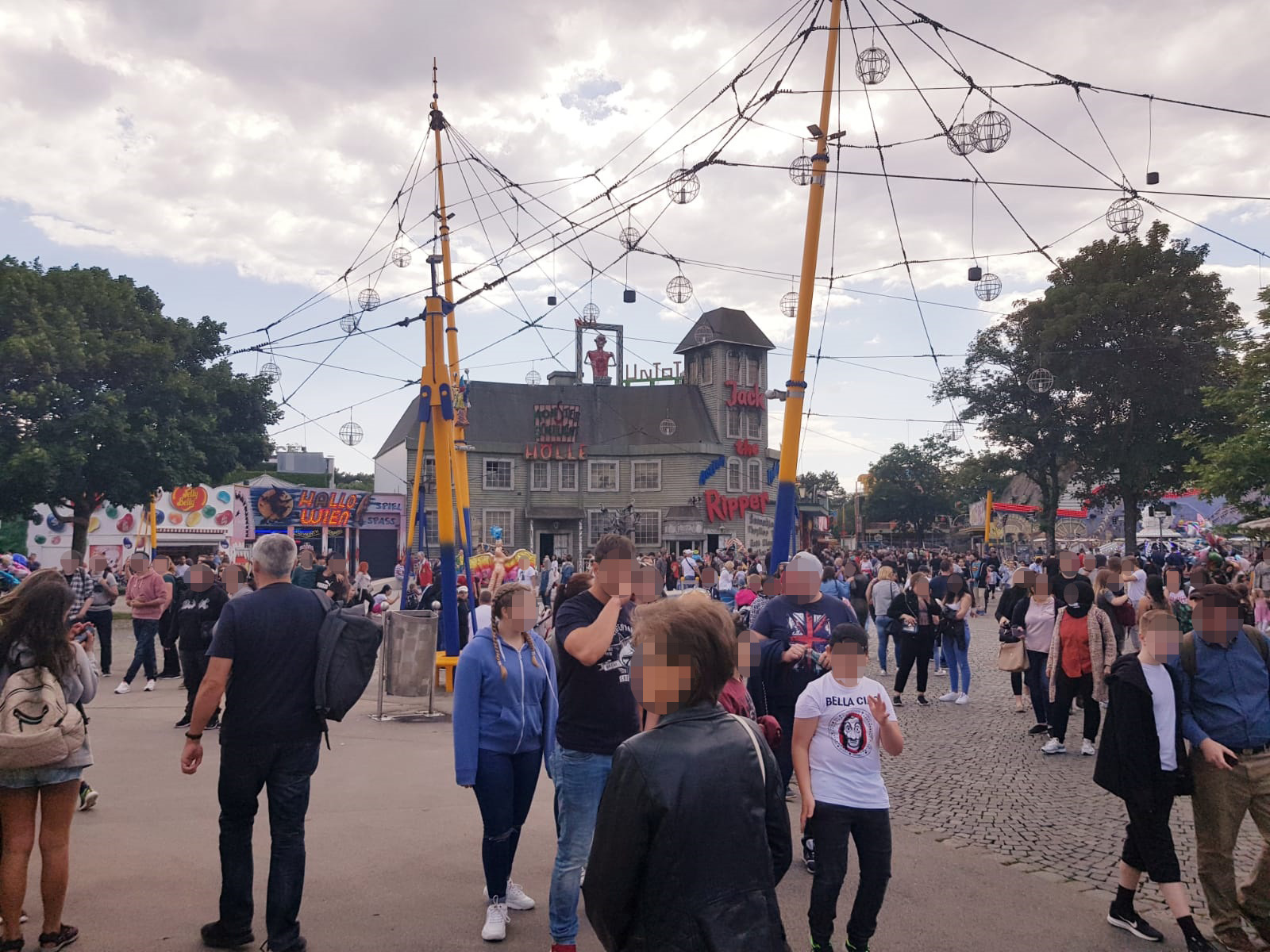 Wiener stürmen den Prater