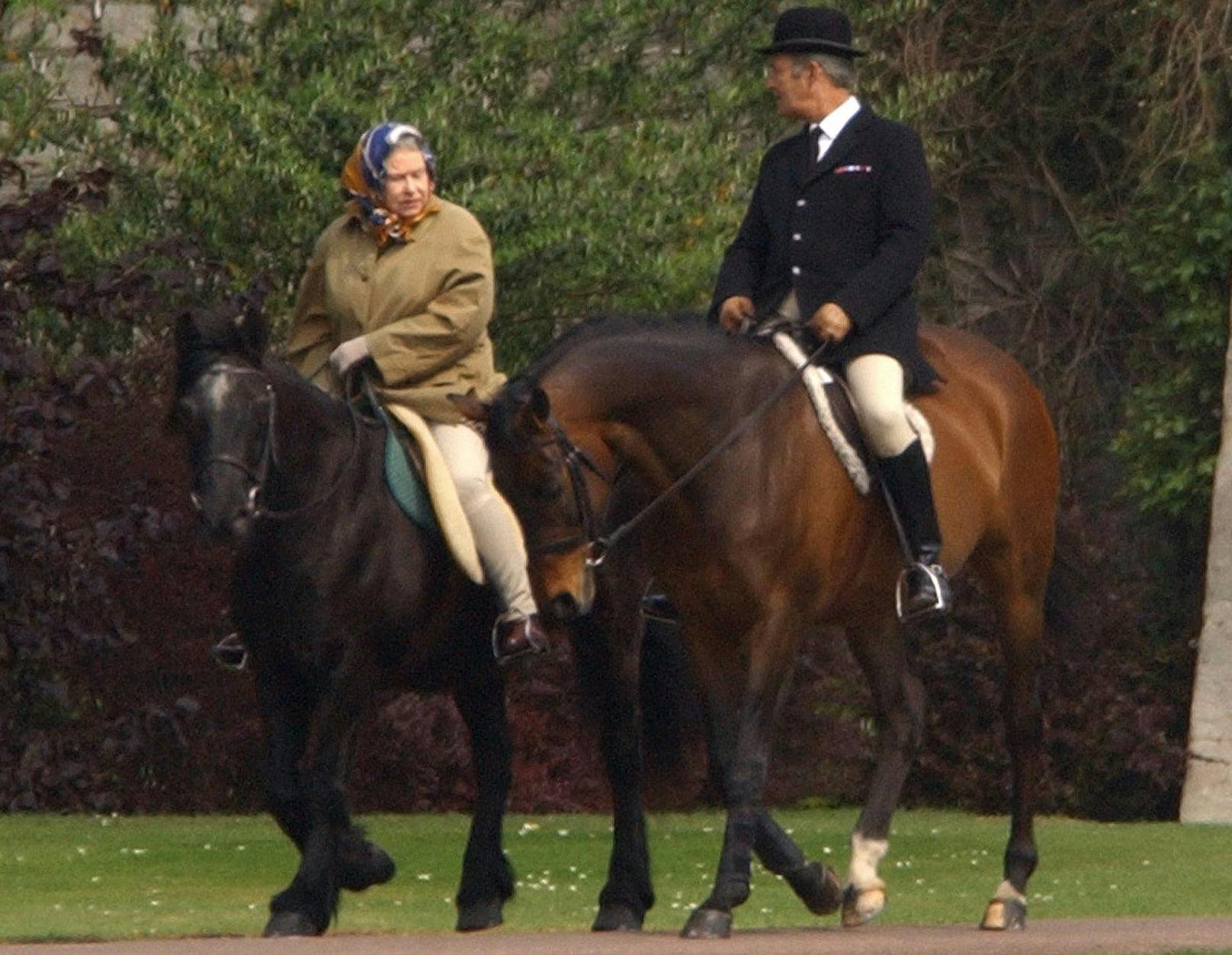Queen Elizabeth auf dem Rücken eines Ponys