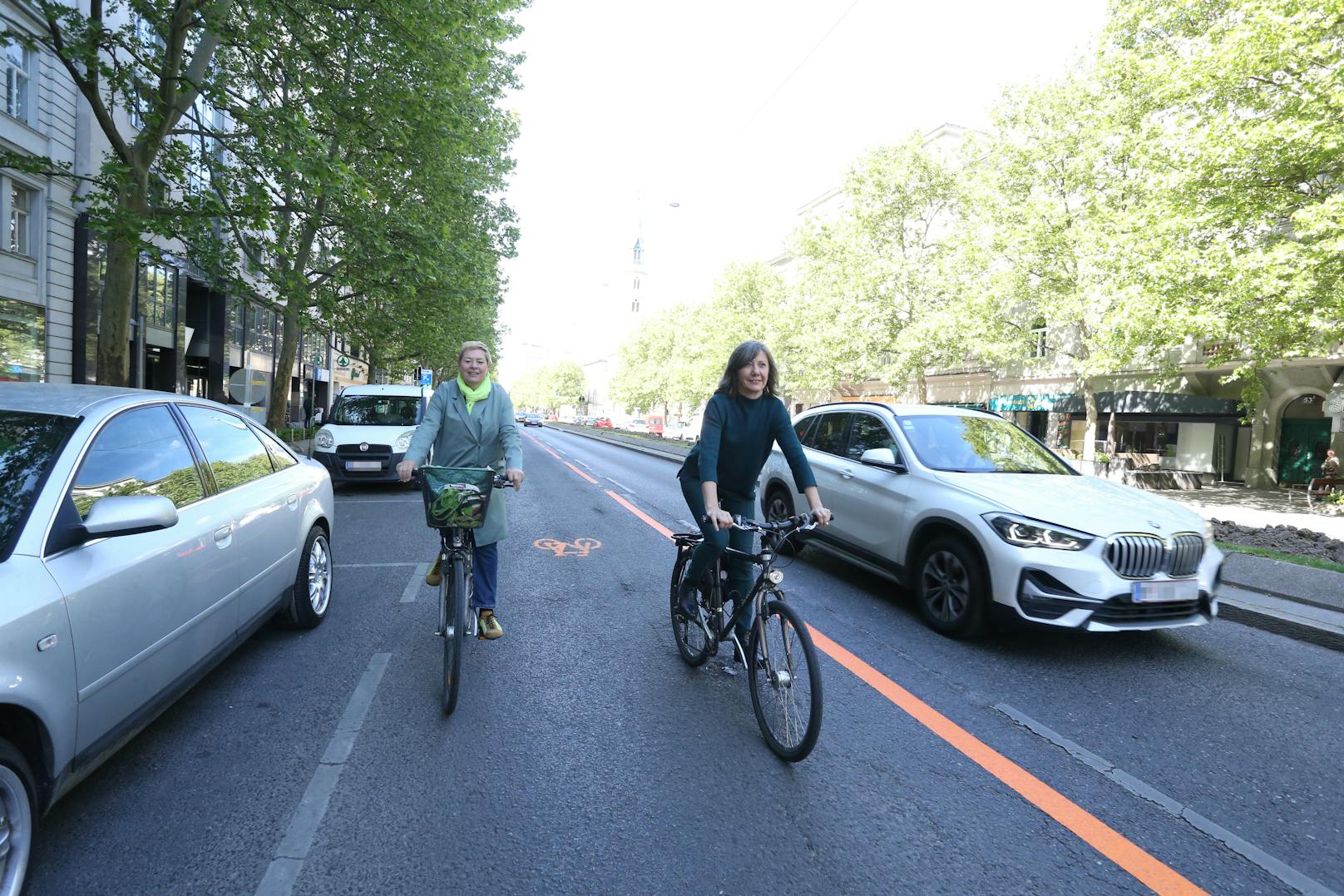 Vizebürgermeisterin Birgit Hebein (re) und die Leopoldstädter Bezirkschefin Uschi Lichtenegger (beide Grüne) bei der Eröffnung von Wiens erstem Pop-Up-Radweg auf der Praterstraße.