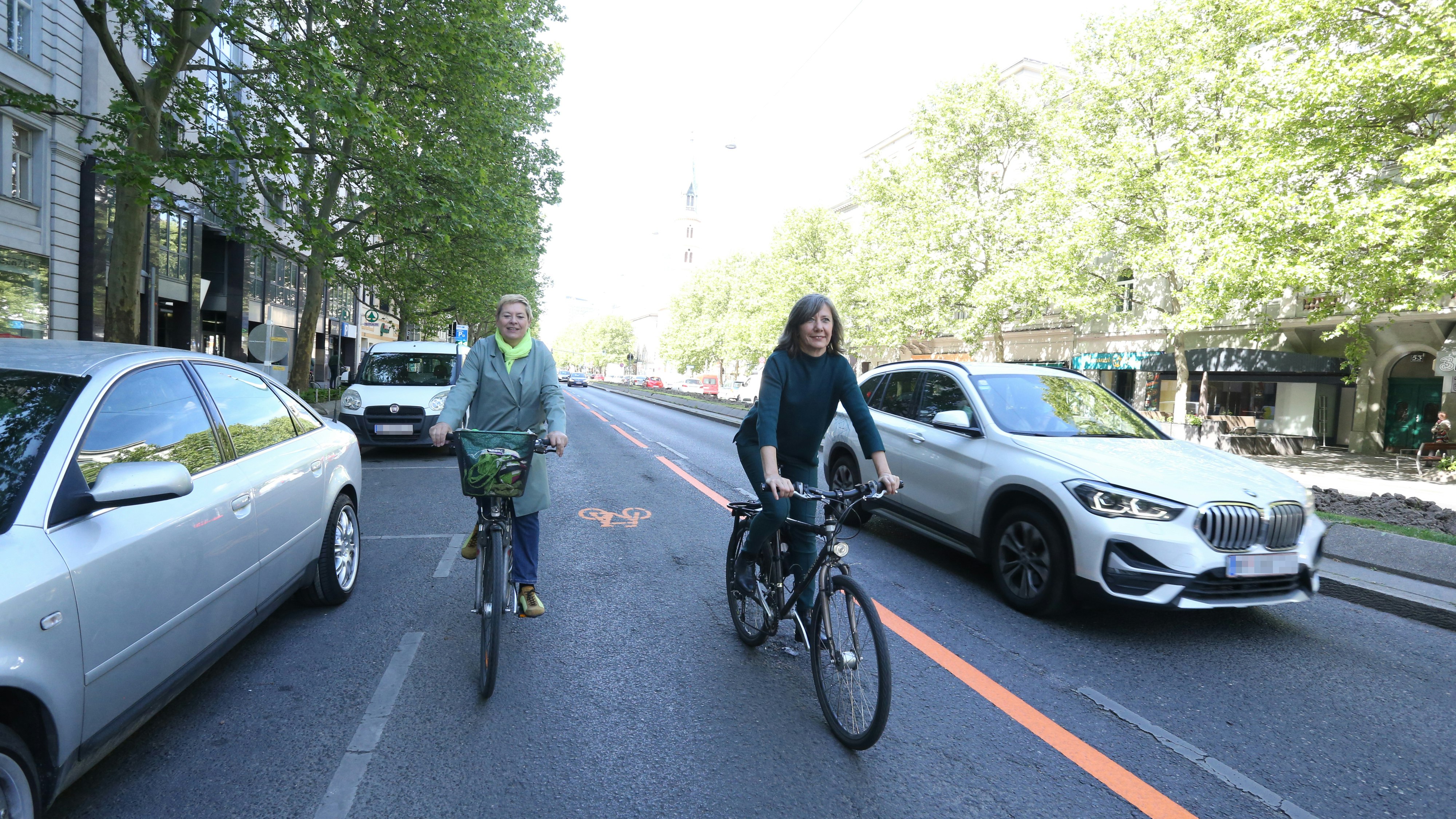 Vizebürgermeisterin Birgit Hebein (re) und Leopoldstadts Bezirkschefin Uschi Lichtenegger (beide Grüne)eröffneten Wiens ersten Pop Up-Radweg auf der Praterstraße
