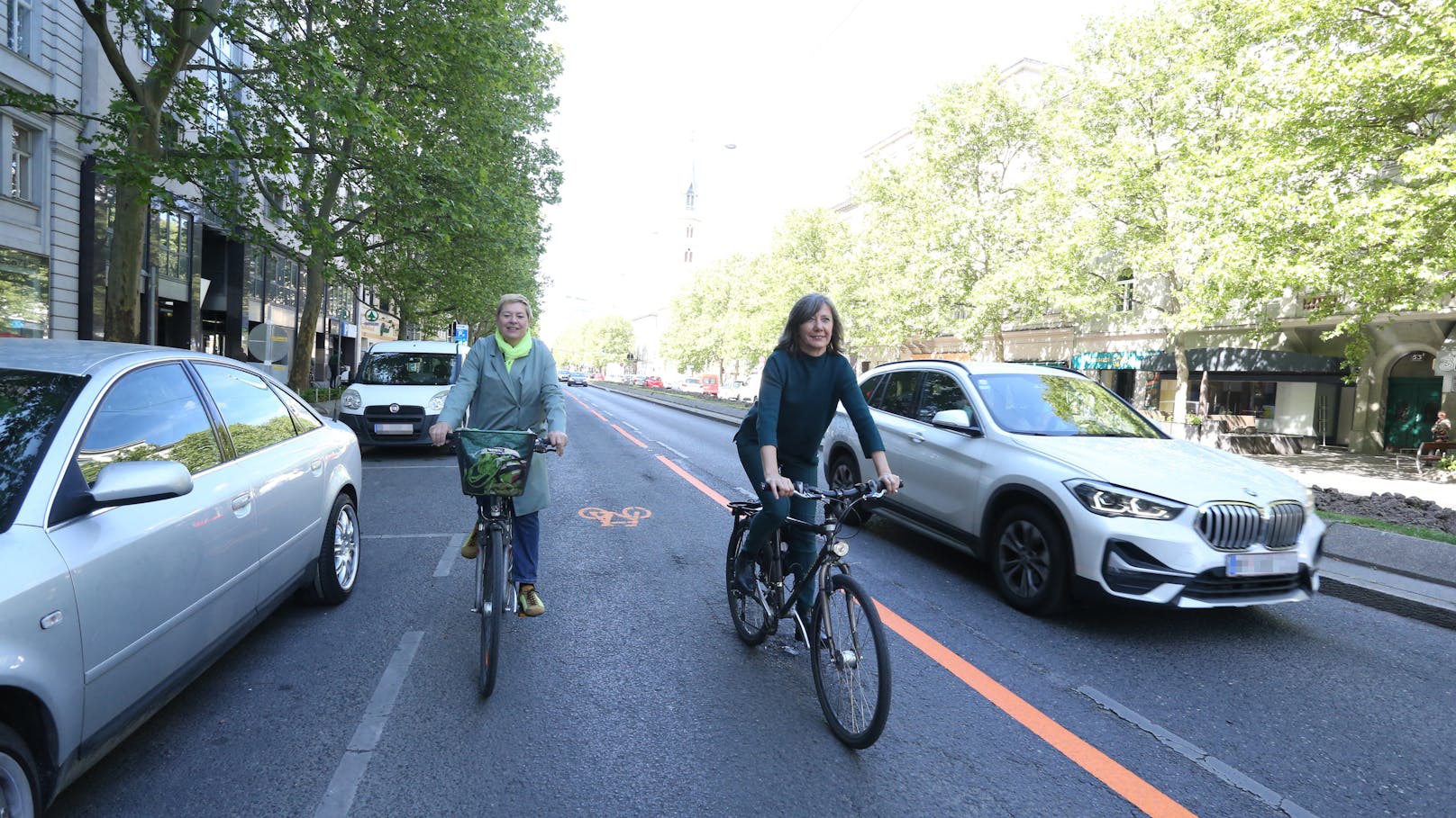 Vizebürgermeisterin Birgit Hebein (re) und Leopoldstadts Bezirkschefin Uschi Lichtenegger (beide Grüne) eröffneten Wiens ersten Pop Up-Radweg in der Praterstraße.&nbsp;