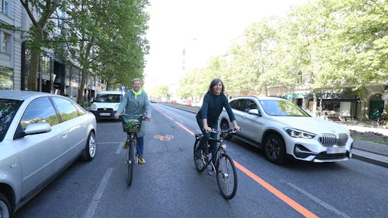 Vizebürgermeisterin Birgit Hebein (re) und Leopoldstadts Bezirkschefin Uschi Lichtenegger (beide Grüne) eröffneten Wiens ersten Pop Up-Radweg in der Praterstraße. 