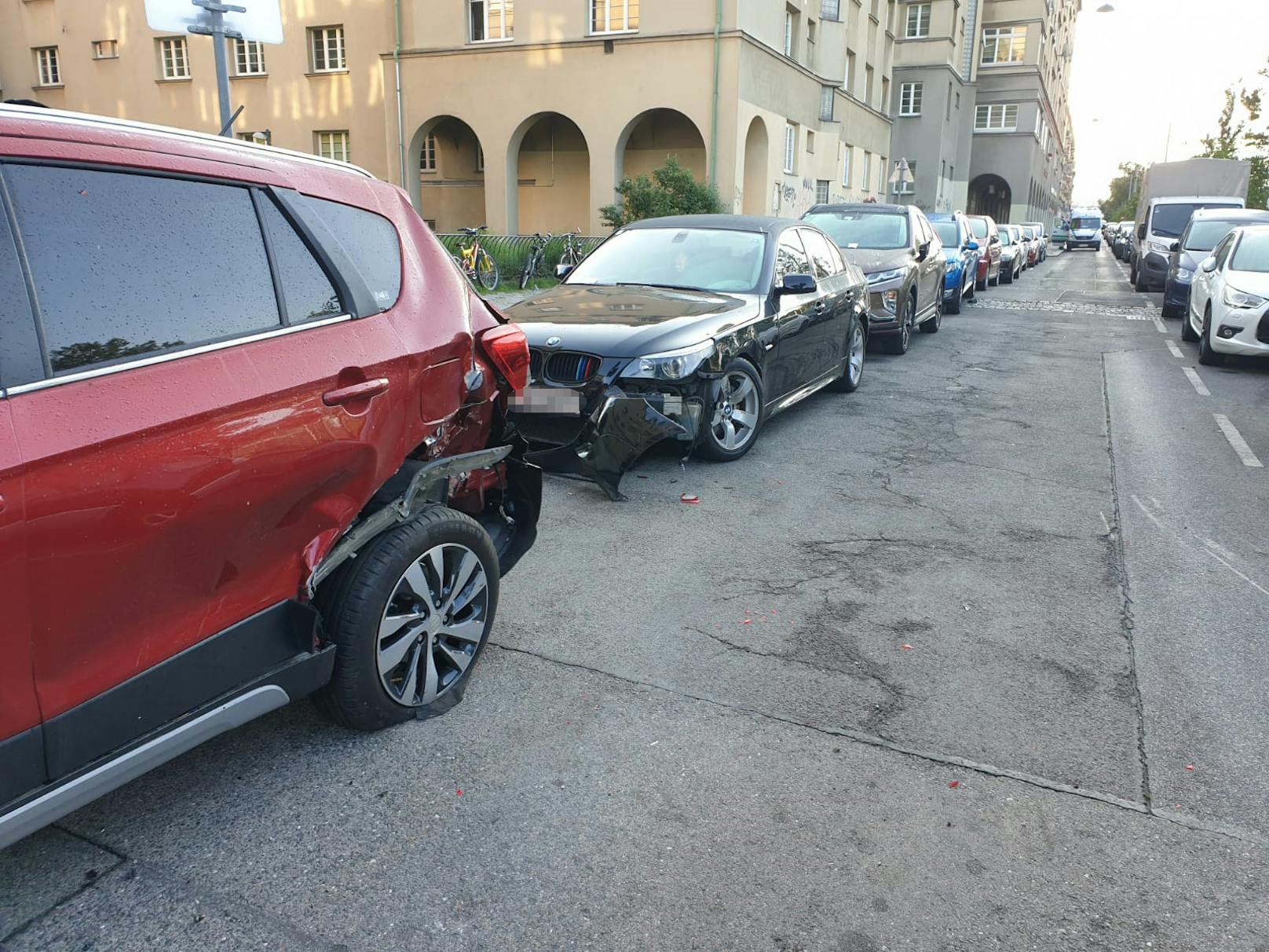 Mehrere geparkte Autos wurden bei dem Crash beschädigt.