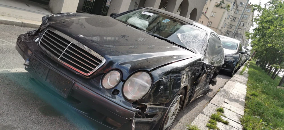 Der Mercedes ist ein Totalschaden.