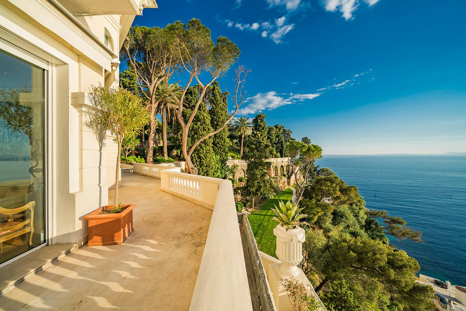 Wen es noch interessiert: Das Haus liegt genau zwischen Cannes und&nbsp;Monaco. Dem Partyleben muss also keinesfalls abgeschworen werden.