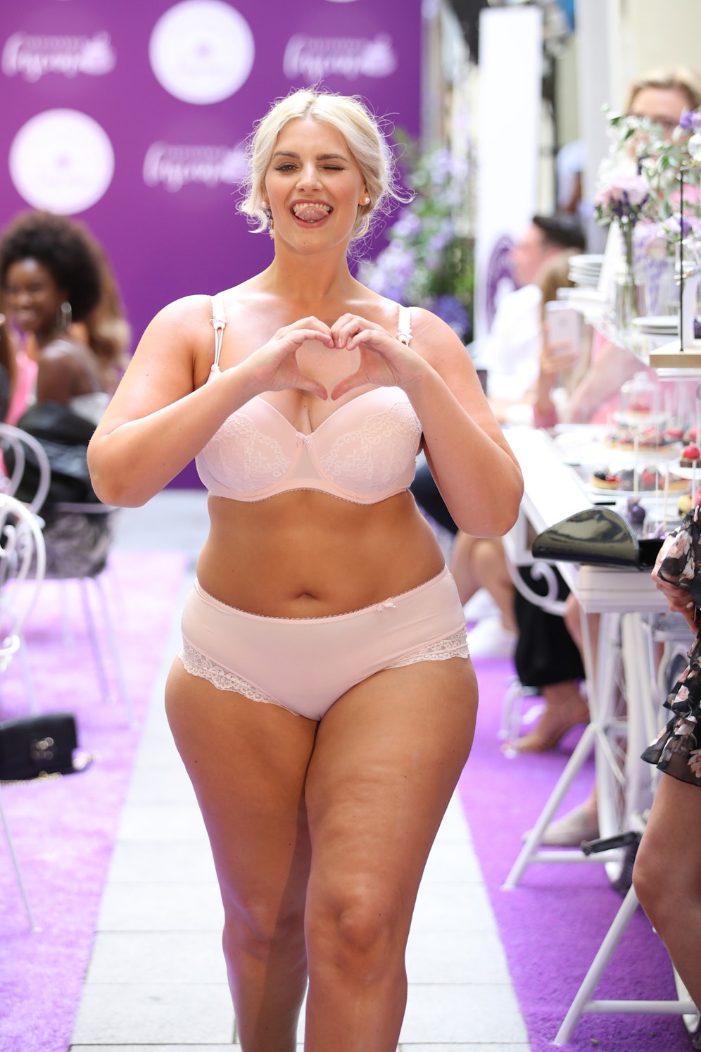 Angelina Kirsch entschuldigt sich bei ihren Kundinnen.