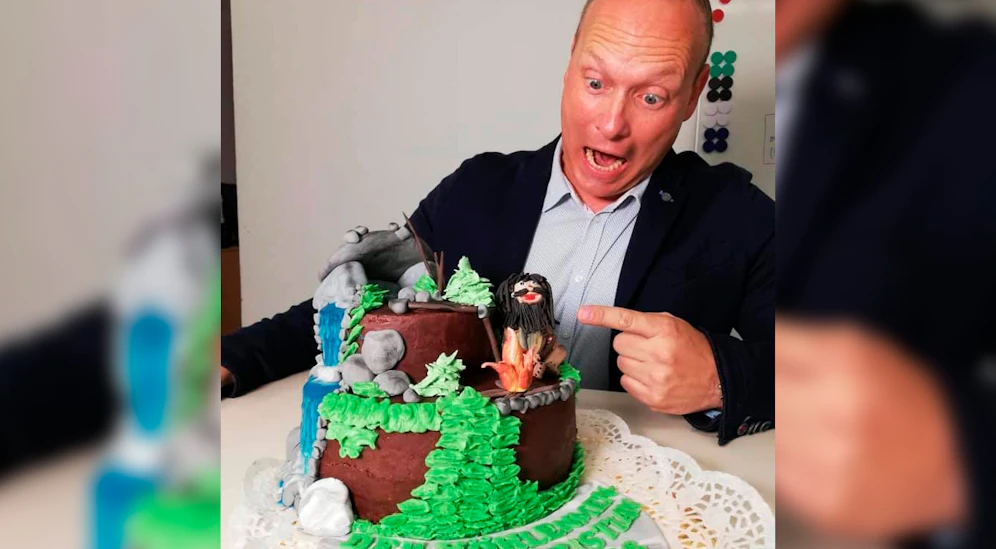 Christian Höbart freute sich sichtlich über die Höhlenmenschen-Torte.