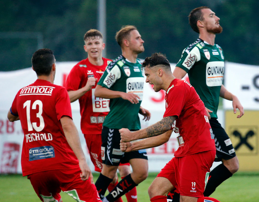 Der GAK feiert den Sieg gegen die SV Ried.
