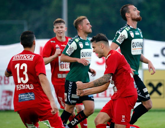 Der GAK feiert den Sieg gegen die SV Ried.