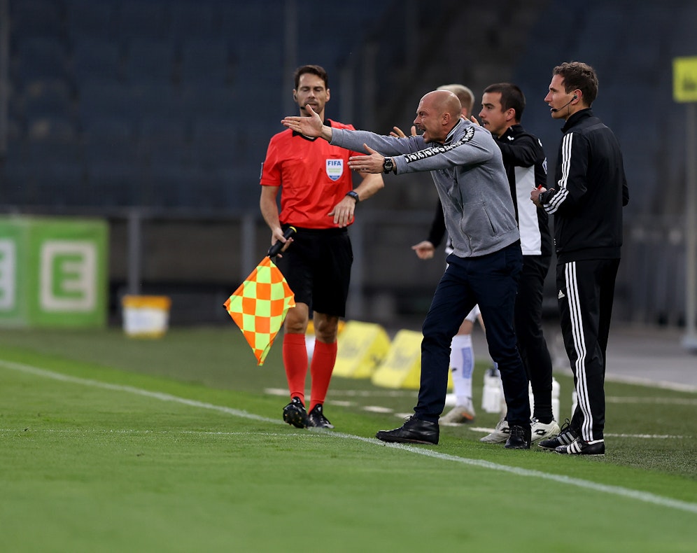 Sturm-Coach Nestor El Maestro fliegt mit Rot vom Platz.