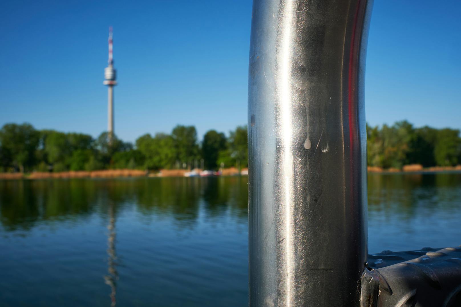 Die Alte Donau mit Blick auf den Donauturm.