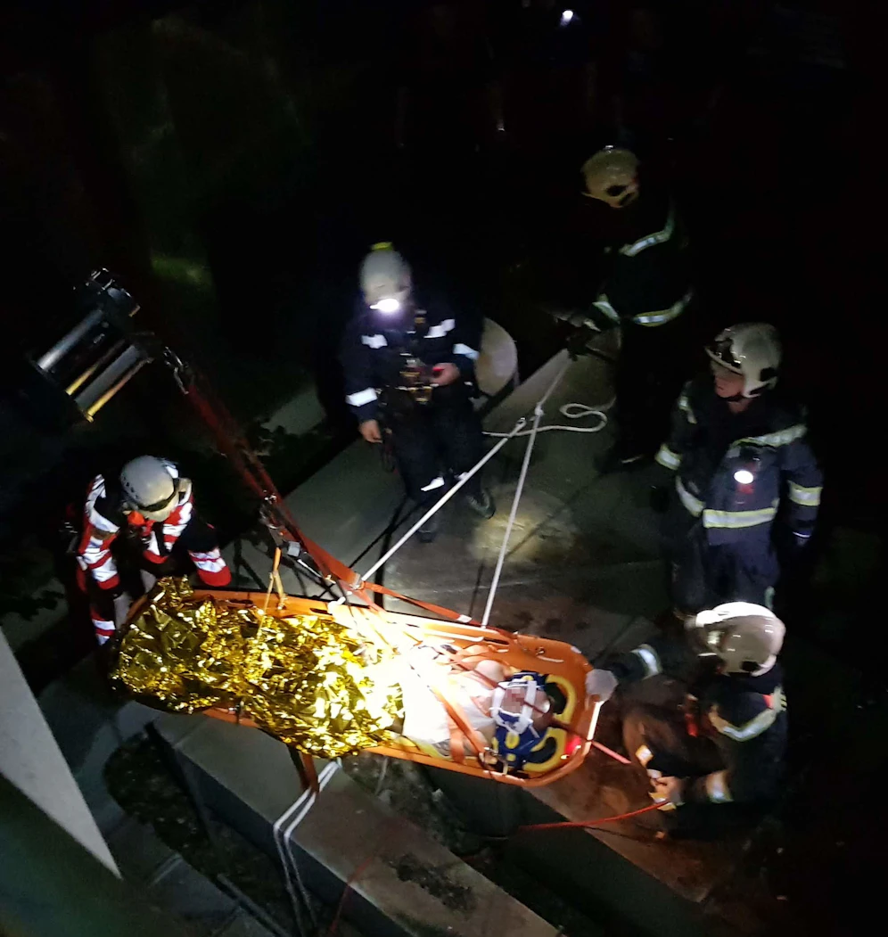 Die Höhenretter der Berufsfeuerwehr bargen den verletzten Mann. 
