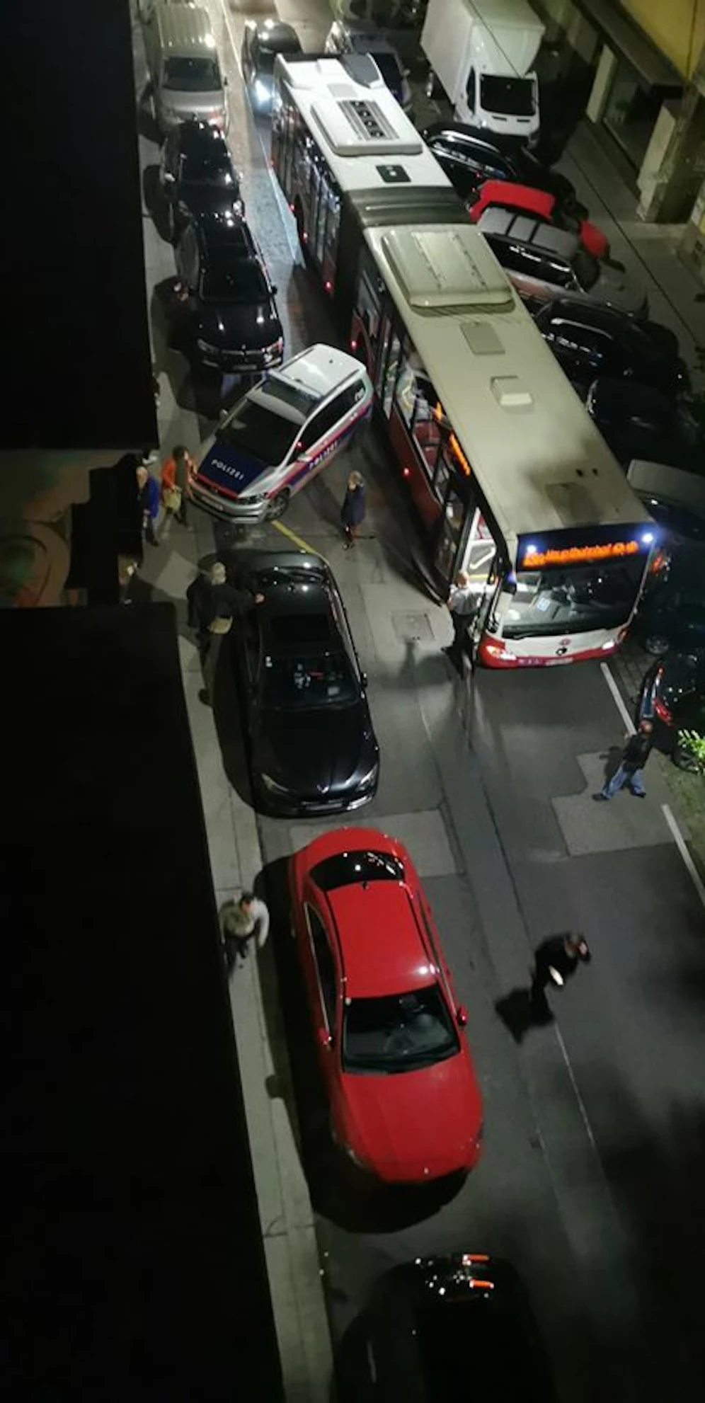 Wegen eines Polizeiautos konnte der Bus nicht weiter fahren.