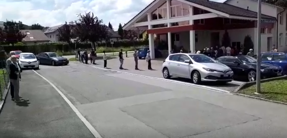 Riesige Schlange vor Dubler-Fabrikladen nach Migros-Rausschmiss.