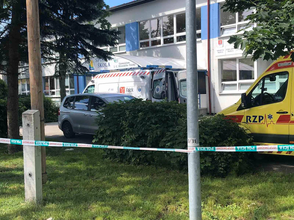 Großaufgebot an Rettung und Polizei vor Schule