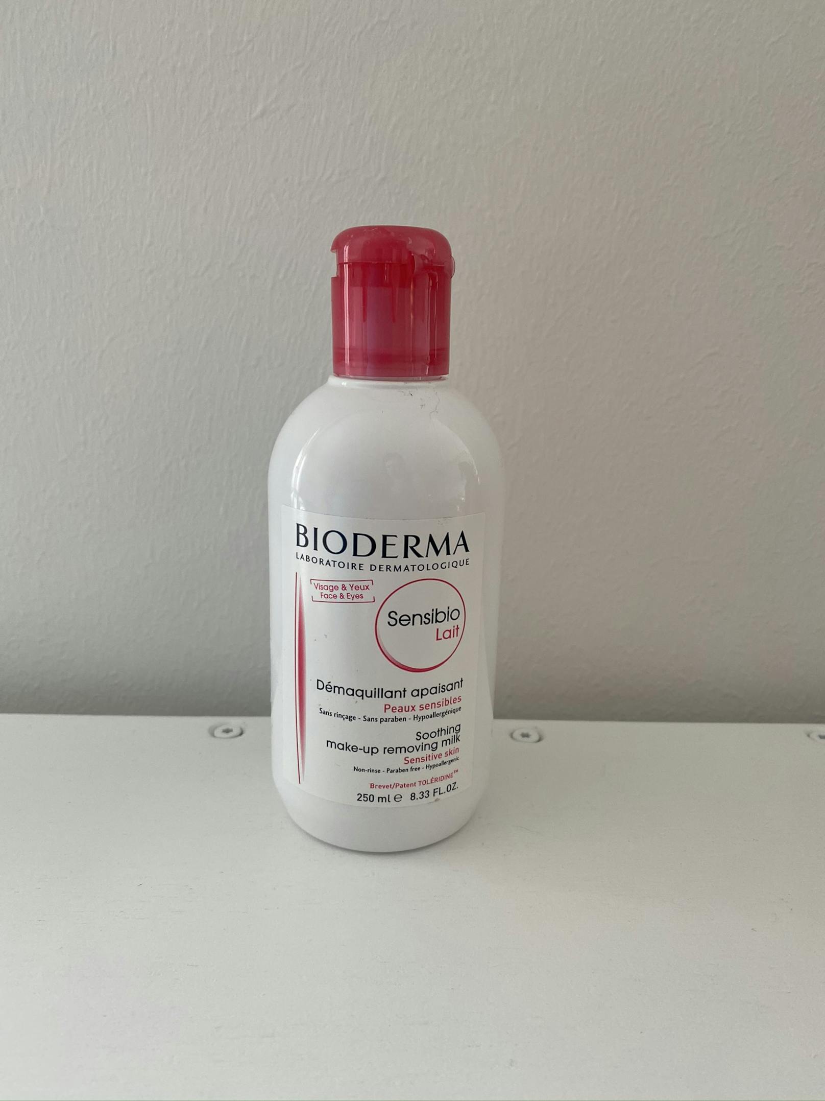 Die milde Reinigungsmilch des französischen Unternehmens Bioderma enfernt die Spuren des Tages und wirkt auf die Haut beruhigend, feuchtigkeitsspendend sowie entzündungshemmend.