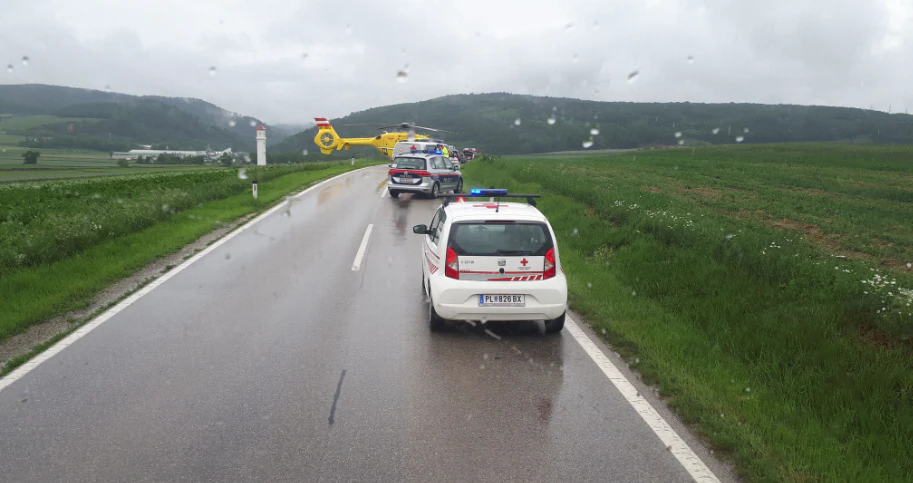 Der Helikopter landete auf der Straße.