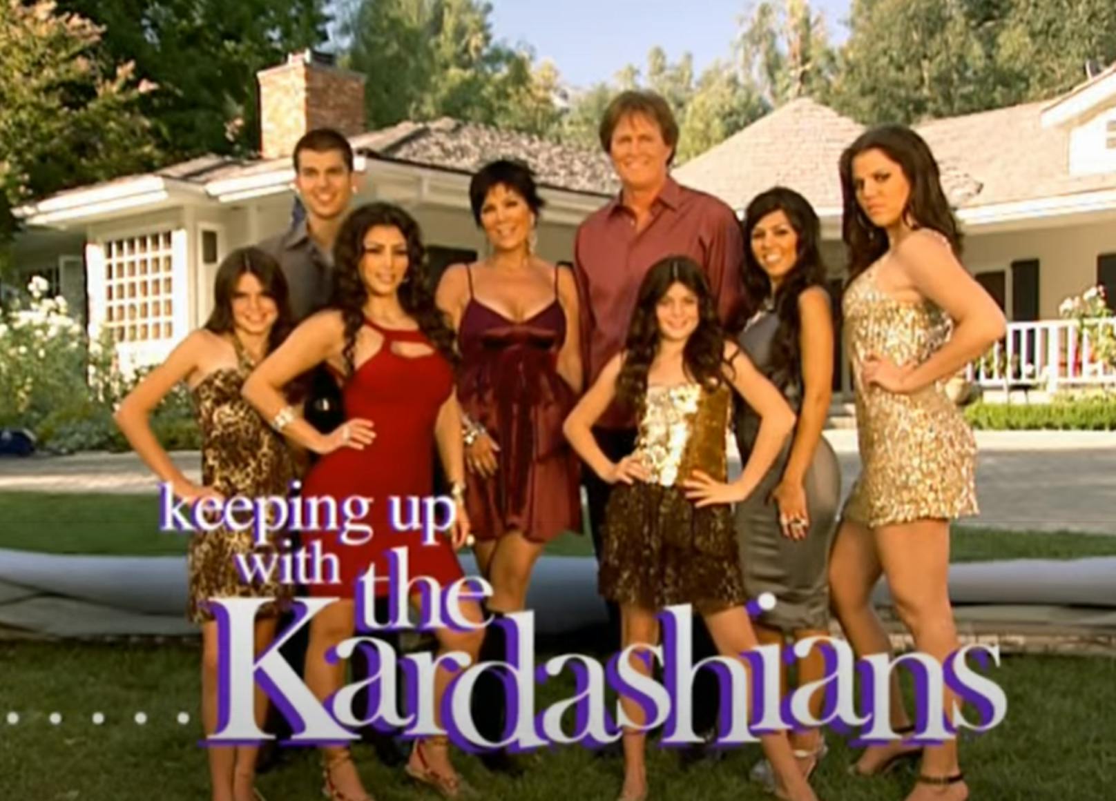 Das Cover der ersten "Keeping up with the Kardashians"-Staffel zeigt schon auf den ersten Blick, dass die Töchter von Kris Jenner (64) nicht nur erwachsener geworden sind, sondern früher in einer anderen Liga spielten, wenn es ums Geld ging. 