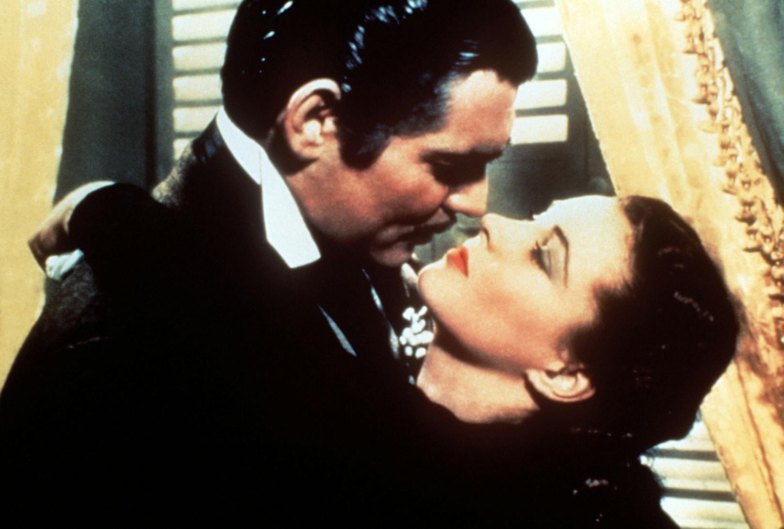 Vom Winde verweht:  Scarlett O'Hara (Vivien Leigh) und Rhett Butler (Clark Gable) bei einem der legendärsten Filmküsse der Kino-Geschichte