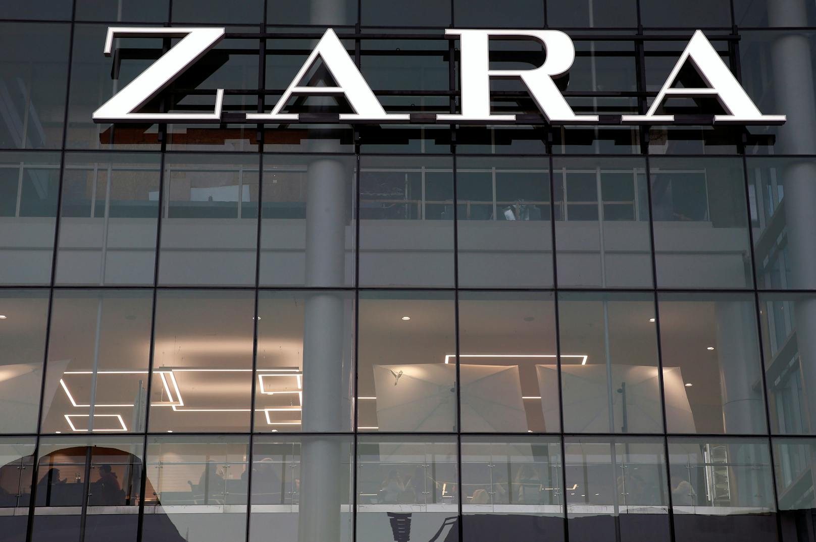 Zu Inditex gehören neben Zara auch Pull & Bear, Berskha oder Massimo Dutti.