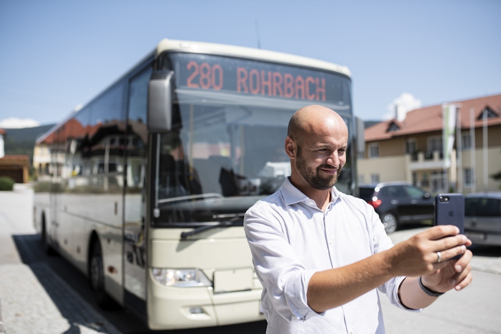 Severin Mayr rechnet vor, wieviel man sich mit dem 1-2-3-Ticket sparen kann.