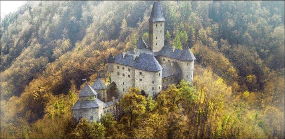Erbaut wurde das Schloss Samoborvon im 13. Jahrhundert. 1902 kaufte der Ort Samobor das Schloss. Inzwischen gibt es tatsächlich Restaurationspläne, umgesetzt wurde aber noch nichts.