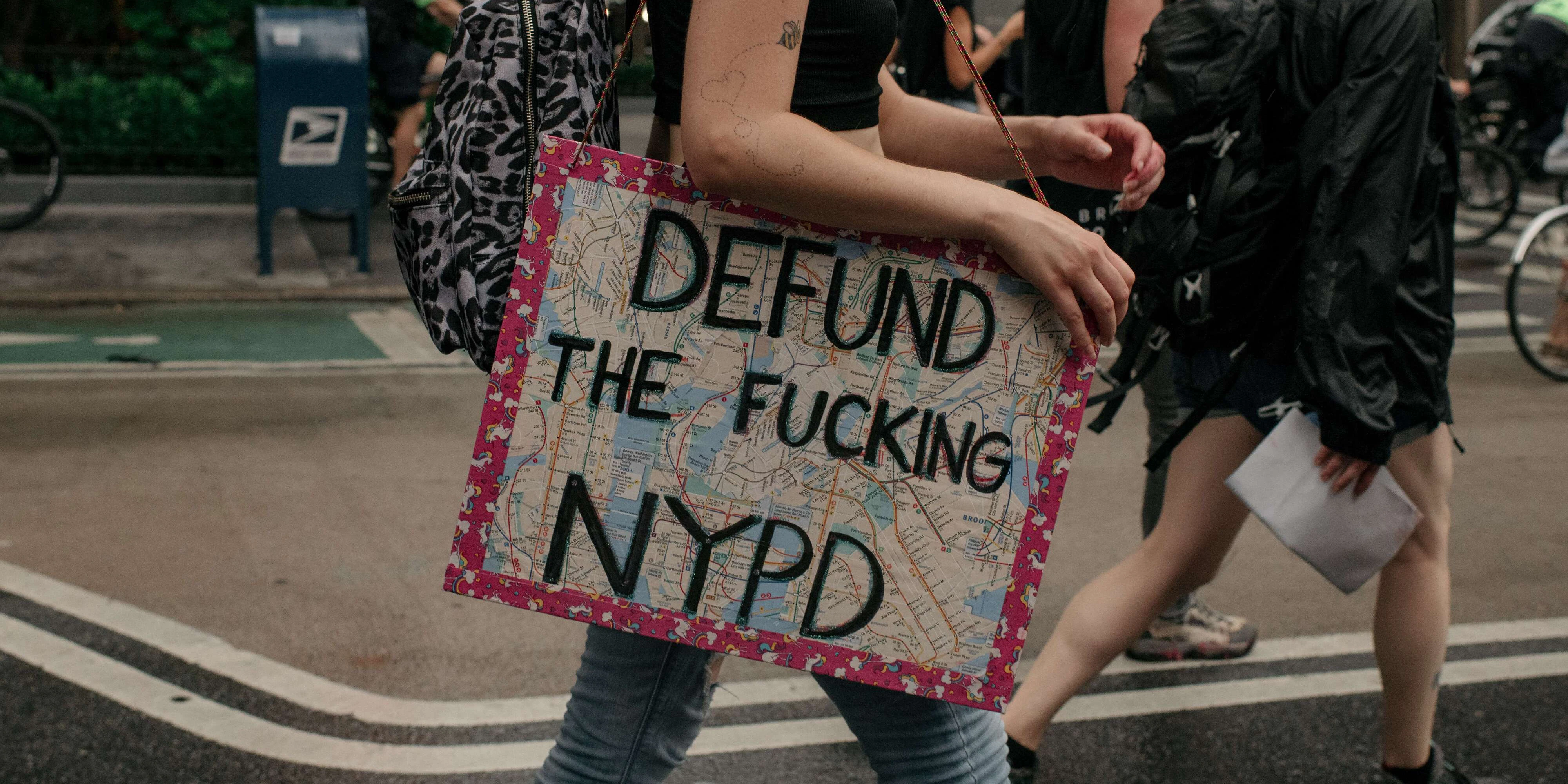 Übersetzt bedeutet "Defund the Police" so viel wie "Der Polizei ihre Finanzierung entziehen". Damit meinen viele Vertreter aber nicht die komplette Streichung von Geldern, sondern nur ihre Reduzierung und Umverteilung. So könnte etwa mehr in psychologische Versorgung und bezahlbares Wohnen investiert werden. 