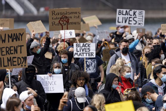 Aufnahme von einer "Black Lives Matter"-Demo. In Linz werden nun die Teilnehmer einer solchen vor einem Corona-Fall gewarnt.