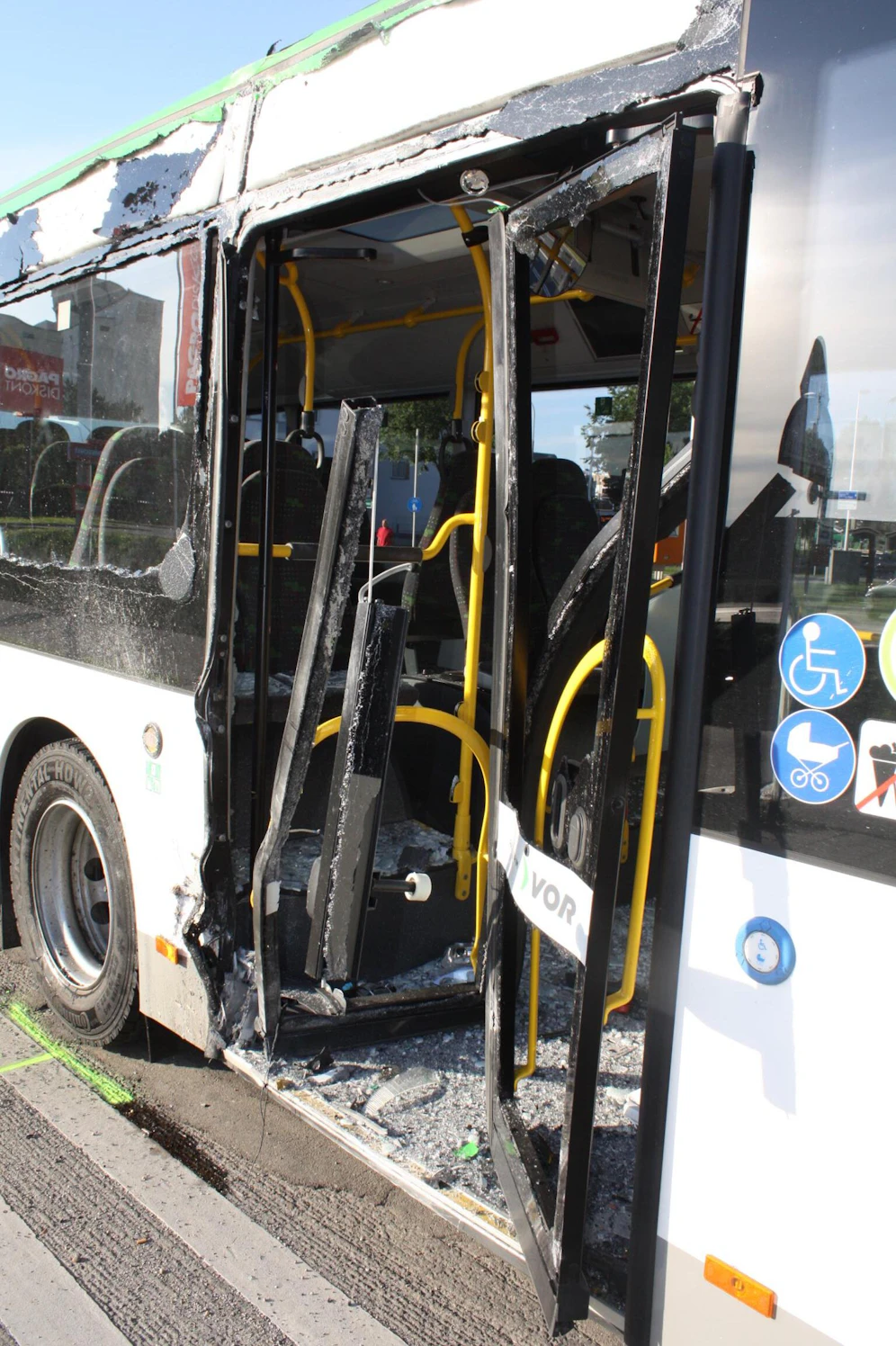 Der 15-jährige Fahrgast des Linienbusses dürfte durch Glassplitter eine Fingerverletzung leichten Grades erlitten haben.  Der Lenker des Linienbusses dürfte sich eine Schulterverletzung zugezogen haben.  