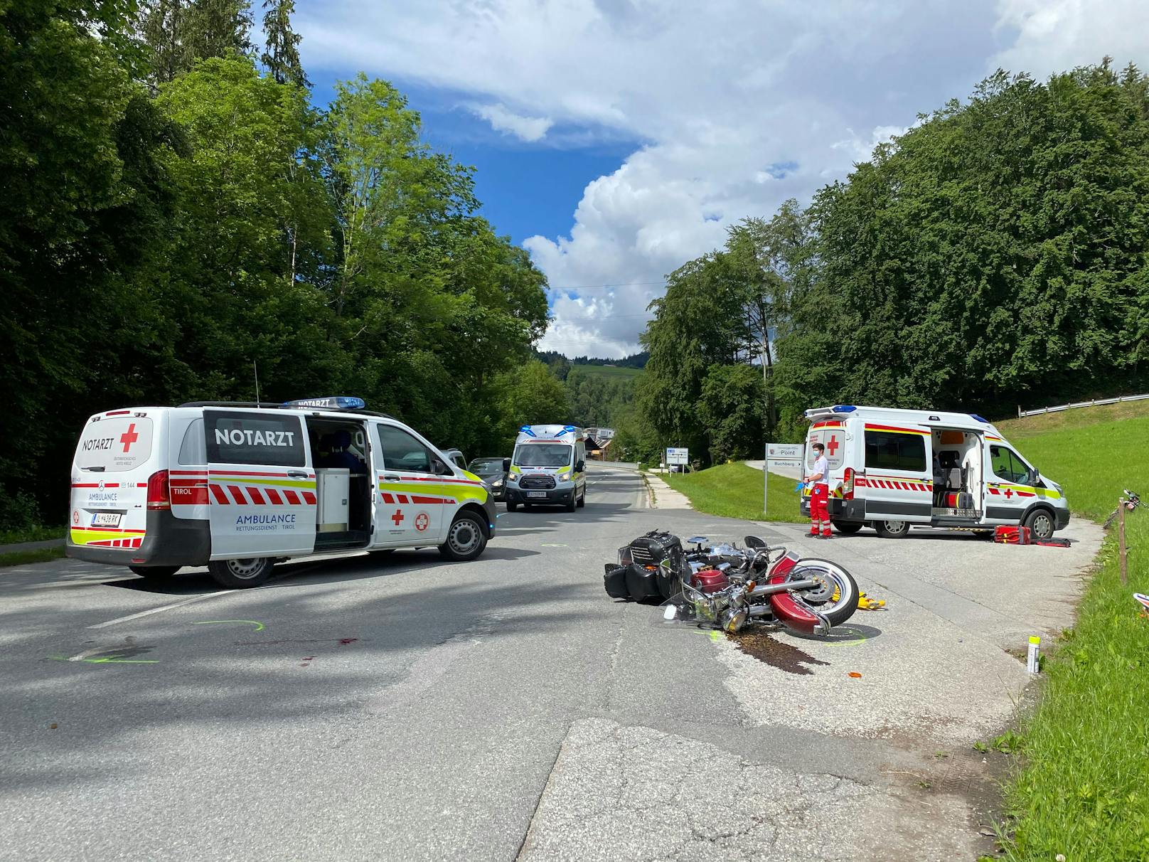 In Ebbs gerieten ein Moped und ein Motorradfahrer aneinander.